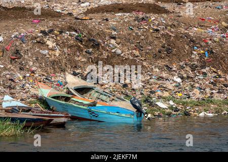 I rifiuti rovesciarono lungo il lato della riva del fiume, il Nilo Egitto Foto Stock