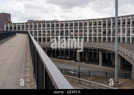 La vista del brutalista parcheggio Manors dallo Skywalk o dal cavalcavia, Newcastle upon Tyne, Regno Unito. Foto Stock