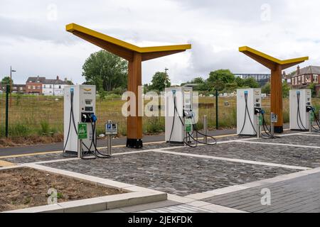 Punti di ricarica o stazione di ricarica per veicoli elettrici Fastned presso Newcastle Helix, Newcastle Upon Tyne, Regno Unito. Foto Stock