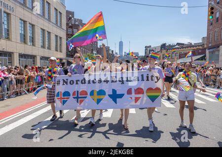 NEW YORK, N.Y. – 26 giugno 2022: Le persone che rappresentano una comunità nordica di LGBT partecipano alla marcia NYC Pride 2022. Foto Stock