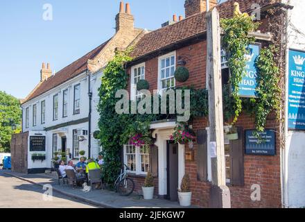 Xv secolo il kings Head Pub, piazza della chiesa vecchia Shepperton, Shepperton, Surrey, England, Regno Unito Foto Stock