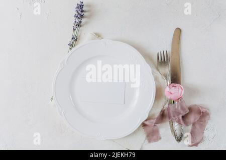 foglio bianco di carta su un piatto, menu mockup, invito mockup, biglietto da visita o lettera mockup Foto Stock