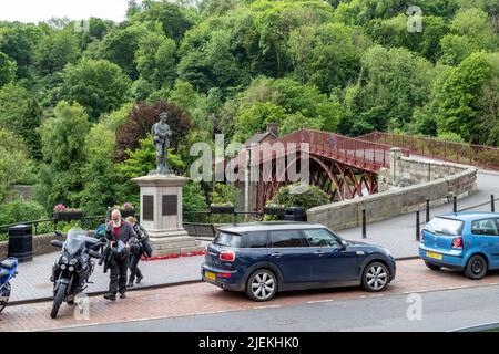 War Memorial vicino al ponte sul fiume Severn a Ironbridge, Telford, Shropshire, Inghilterra, Regno Unito Foto Stock