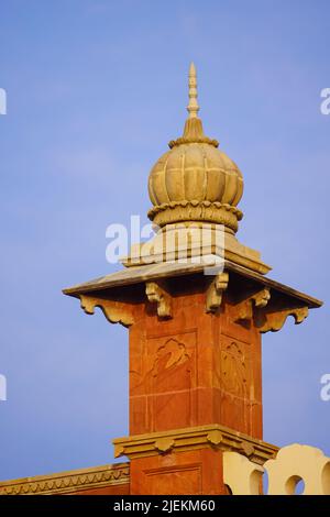 Torre laterale del Mahatma Gandhi Hall. Ghanta Ghar, Indore, Madhya Pradesh. Conosciuto anche come King Edward Hall. Architettura indiana. Foto Stock