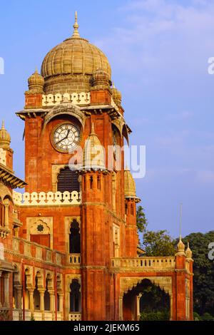 Enorme orologio da parete, Torre dell'orologio di Mahatma Gandhi Hall. Ghanta Ghar, Indore, Madhya Pradesh. Conosciuto anche come King Edward Hall. Architettura indiana. Foto Stock