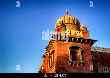 Torre laterale del Mahatma Gandhi Hall. Ghanta Ghar, Indore, Madhya Pradesh. Conosciuto anche come King Edward Hall. Architettura indiana. Foto Stock