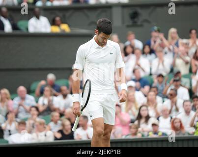 Londra, Regno Unito. 27th giugno 2022. Il serbo Novak Djokovic reagisce nella sua partita contro il coreano Soonwoo Kwon nel primo round dei campionati Wimbledon 2022 a Londra il 27 giugno 2022. Foto di Hugo Philpott/UPI Credit: UPI/Alamy Live News Foto Stock