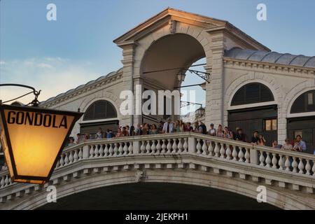 Venezia, Italia - 04 settembre 2018: Il Ponte di Rialto, un importante simbolo della città. Collega il San Marco con la zona commerciale, era di origine Foto Stock