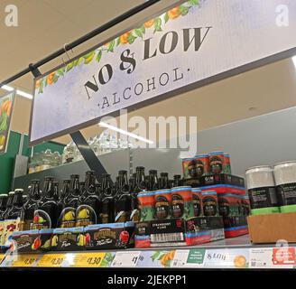 Selezione di bevande alcoliche a basso e senza alcolici, supermercato Morrisons, Greenall's Ave, Warrington, Cheshire, INGHILTERRA, REGNO UNITO, WA4 6RN Foto Stock