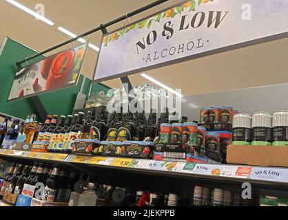 Selezione di bevande alcoliche a basso e senza alcolici, supermercato Morrisons, Greenall's Ave, Warrington, Cheshire, INGHILTERRA, REGNO UNITO, WA4 6RN Foto Stock