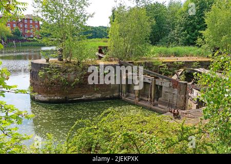 Cancelli chiusi abbandonati a Walton Lock, nel Ship Canal, Walton, Warrington, Cheshire, Inghilterra, UK, WA4 6DJ Foto Stock
