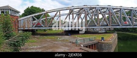 Ponte oscillante in decadenza, Manchester Ship Canal, London Road (A49), Stockton Heath, Warrington, Cheshire, Inghilterra, Regno Unito, WA4 6RW Foto Stock