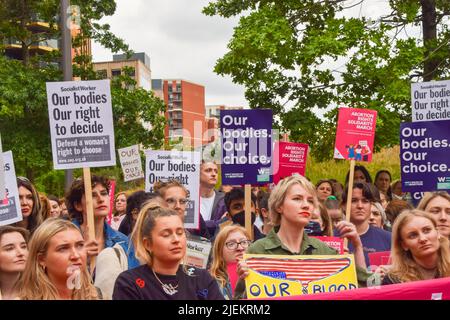 Londra, Regno Unito. 24th giugno 2022. I manifestanti si sono riuniti al di fuori dell'Ambasciata degli Stati Uniti a Londra mentre la Corte Suprema capovolge Roe contro Wade e spiana la strada al divieto dell'aborto in gran parte degli Stati Uniti. Foto Stock