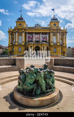 La scultura del pozzo della vita dello scultore croato Ivan Meštrović e del Teatro Nazionale Croato, edificio del tardo 19th secolo in arco di rinascita barocca Foto Stock