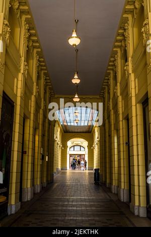 Oktogon è un passaggio urbano nel centro di Zagabria progettato dall'architetto Josip Vancaš come parte della prima banca di risparmio croata tra il 1898 e il 1900, Foto Stock