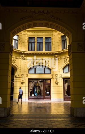 Oktogon è un passaggio urbano nel centro di Zagabria progettato dall'architetto Josip Vancaš come parte della prima banca di risparmio croata tra il 1898 e il 1900, Foto Stock