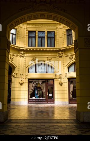 Oktogon è un passaggio urbano nel centro di Zagabria progettato dall'architetto Josip Vancaš come parte della prima banca di risparmio croata tra il 1898 e il 1900, Foto Stock