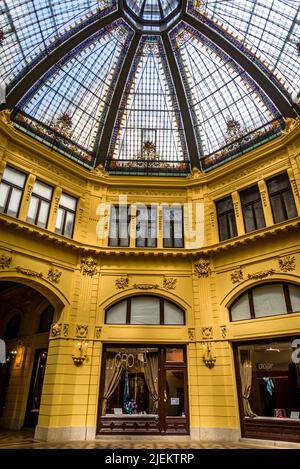 Atrio ottagonale nel passaggio urbano di Oktogon nel centro di Zagabria progettato dall'architetto Josip Vancaš come parte della prima banca di risparmio croata tra Foto Stock