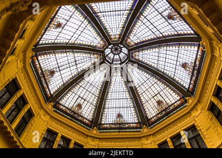 Cupola ottagonale nel passaggio urbano di Oktogon nel centro di Zagabria progettato dall'architetto Josip Vancaš come parte della prima banca di risparmio croata tra il 18 Foto Stock