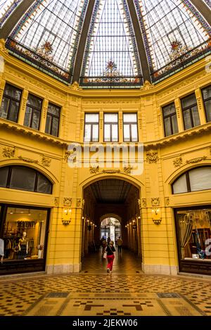 Atrio ottagonale nel passaggio urbano di Oktogon nel centro di Zagabria progettato dall'architetto Josip Vancaš come parte della prima banca di risparmio croata tra Foto Stock