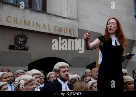 Lucie Wibberley, un barrister criminale, è visto dare un discorso fuori da Old Bailey durante l'azione di sciopero a Londra. I barristi criminali scoppano dai tribunali in sciopero intorno al Regno Unito per disputa in pay. La Criminal Bar Association (CBA) ha dichiarato che i redditi per i barristi criminali junior sono scesi del 30% negli ultimi 20 anni e che hanno raggiunto un reddito medio dopo le spese di £12200 nei primi 3 anni di pratica. Essi richiedono un aumento del 25% della tassa di assistenza legale, che è superiore al 15% minimo raccomandato dalla revisione penale di assistenza legale pubblicata lo scorso dicembre. Foto Stock