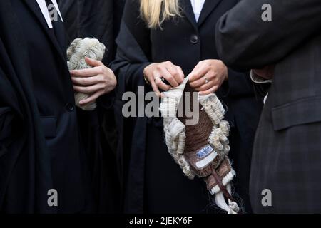 I barristi criminali sono visti tenere le loro parrucche durante lo sciopero fuori di Old Bailey. I barristi criminali scoppano dai tribunali in sciopero intorno al Regno Unito per disputa in pay. La Criminal Bar Association (CBA) ha dichiarato che i redditi per i barristi criminali junior sono scesi del 30% negli ultimi 20 anni e che hanno raggiunto un reddito medio dopo le spese di £12200 nei primi 3 anni di pratica. Essi richiedono un aumento del 25% della tassa di assistenza legale, che è superiore al 15% minimo raccomandato dalla revisione penale di assistenza legale pubblicata lo scorso dicembre. Foto Stock