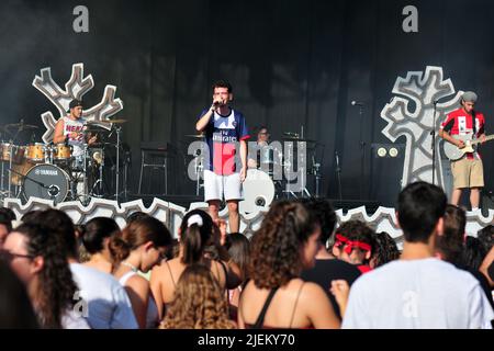 Calafell, Spagna. 26th giugno 2022. Oriol de Ramon visto durante la sua esibizione al Calafell Beach Festival. Il duo di cantanti The Tyets formato da Oriol de Ramon e Xavier Coca il cui genere musicale è Reggaeton e Trap in catalano si è esibito al Calafell Beach Festival. Il duo è stato formato nel 2018 e le loro canzoni in stile urbano sono tutte in catalano. (Foto di Ramon Costa/SOPA Images/Sipa USA) Credit: Sipa USA/Alamy Live News Foto Stock