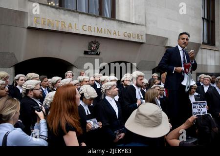 Un importante barrister criminale, Jo Sidhu, è visto dare un discorso fuori da Old Bailey durante l'azione di sciopero a Londra. I barristi criminali scoppano dai tribunali in sciopero intorno al Regno Unito per disputa in pay. La Criminal Bar Association (CBA) ha dichiarato che i redditi per i barristi criminali junior sono scesi del 30% negli ultimi 20 anni e che hanno raggiunto un reddito medio dopo le spese di £12200 nei primi 3 anni di pratica. Essi richiedono un aumento del 25% della tassa di assistenza legale, che è superiore al 15% minimo raccomandato dalla revisione penale di assistenza legale pubblicata lo scorso dicembre. Foto Stock