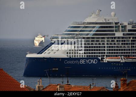 Marsiglia, Francia. 24th giugno 2022. Vista generale della celebrità oltre ad arrivare a PACA, Marsiglia. La nave da crociera The Liner Celebrity Beyond arriva al porto francese mediterraneo di Marsiglia. Credit: SOPA Images Limited/Alamy Live News Foto Stock