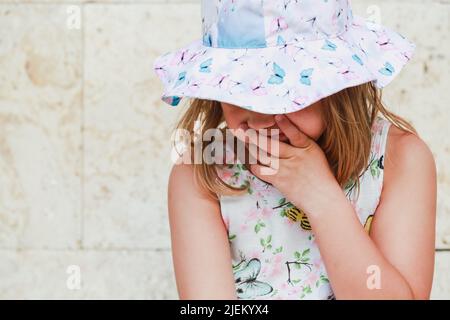 Triste ragazza europea in colorato cappello Panama, primo piano volto ritratto Foto Stock