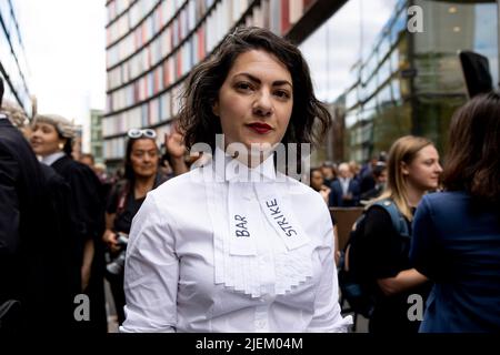 Un barrister criminale junior è visto a Old Bailey con 'Bar Strike' sulla sua uniforme di corte. I barristi criminali scoppano dai tribunali in sciopero intorno al Regno Unito per disputa in pay. La Criminal Bar Association (CBA) ha dichiarato che i redditi per i barristi criminali junior sono scesi del 30% negli ultimi 20 anni e che hanno raggiunto un reddito medio dopo le spese di £12200 nei primi 3 anni di pratica. Essi richiedono un aumento del 25% della tassa di assistenza legale, che è superiore al 15% minimo raccomandato dalla revisione penale di assistenza legale pubblicata lo scorso dicembre. (Foto di Hesther ng/SOPA Images/Sipa USA) Foto Stock