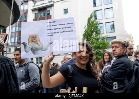 Un barrister criminale junior tiene segno fuori del Bailey vecchio. I barristi criminali scoppano dai tribunali in sciopero intorno al Regno Unito per disputa in pay. La Criminal Bar Association (CBA) ha dichiarato che i redditi per i barristi criminali junior sono scesi del 30% negli ultimi 20 anni e che hanno raggiunto un reddito medio dopo le spese di £12200 nei primi 3 anni di pratica. Essi richiedono un aumento del 25% della tassa di assistenza legale, che è superiore al 15% minimo raccomandato dalla revisione penale di assistenza legale pubblicata lo scorso dicembre. (Foto di Hesther ng/SOPA Images/Sipa USA) Foto Stock