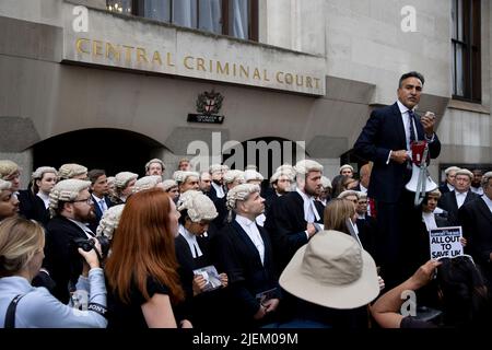 Un importante barrister criminale, Jo Sidhu, è visto dare un discorso fuori da Old Bailey durante l'azione di sciopero a Londra. I barristi criminali scoppano dai tribunali in sciopero intorno al Regno Unito per disputa in pay. La Criminal Bar Association (CBA) ha dichiarato che i redditi per i barristi criminali junior sono scesi del 30% negli ultimi 20 anni e che hanno raggiunto un reddito medio dopo le spese di £12200 nei primi 3 anni di pratica. Essi richiedono un aumento del 25% della tassa di assistenza legale, che è superiore al 15% minimo raccomandato dalla revisione penale di assistenza legale pubblicata lo scorso dicembre. (Foto di Hesther ng/SOPA Images/si Foto Stock