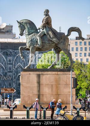 Bucarest, Romania - Aprile 2022: Statua equestre di Carol i di fronte alla Biblioteca Universitaria Centrale situata in Piazza della Rivoluzione Foto Stock