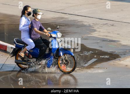 SAMUT PRAKAN, THAILANDIA, 28 2022 FEBBRAIO, il paio di giri in moto sulla strada bagnata. Foto Stock