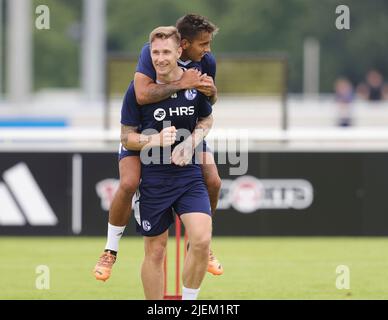 Schalke, Germania. 27th giugno, 2022. Primo : 27.06.2022, calcio, calcio: 1.Bundesliga: Schalke 04 formazione Sebastian Polter con Rodrigo Zalazar credito: dpa/Alamy Live News Foto Stock