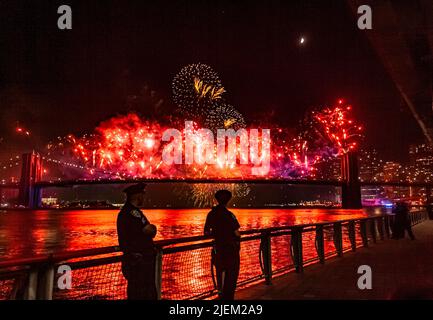 Due poliziotti NYPD che osservano i fuochi d'artificio il 4th luglio Foto Stock