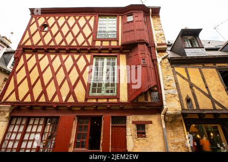 Case tradizionali a graticcio lungo la Grande Rue/Rue Saint-Honoré a Cite Plantagenet, le Mans. Pays de la Loire, Francia. Foto Stock