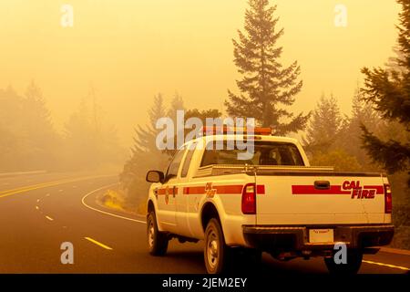 Un camion Cal Fire sulla scena di un incendio selvaggio in California Foto Stock