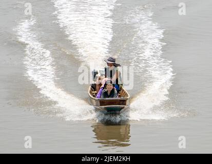 SAMUT PRAKAN, THAILANDIA, Apr 20 2022, Un trasporto tradizionale in Thailandia - la barca con asta lunga di motore, vela su un canale d'acqua. Foto Stock