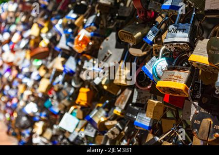 Amore si blocca su un ponte Foto Stock