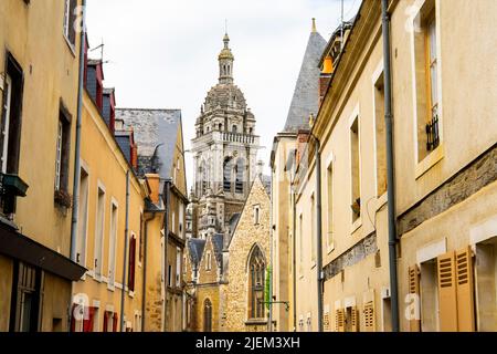 Chiesa di Saint Benoit a le Mans, Pays de la Loire, Francia. La chiesa fu costruita per la prima volta nel 12th secolo, fu gravemente danneggiata dopo la guerra Foto Stock