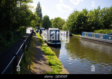 Alzaia e ormeggi sul canale Bridgewater a Lymm a Cheshire Foto Stock
