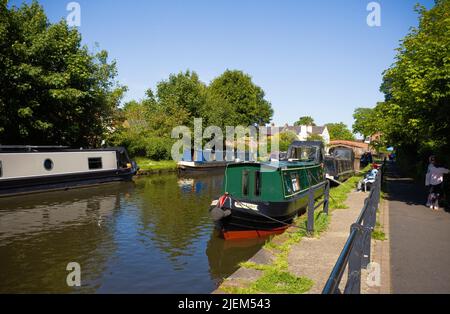 Alzaia e ormeggi sul canale Bridgewater a Lymm a Cheshire Foto Stock