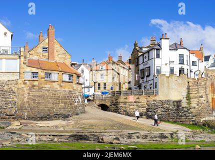 Robin Hood's Bay Yorkshire The Bay Hotel nel villaggio di Robin Hood's Bay Yorkshire Inghilterra GB Europe Foto Stock