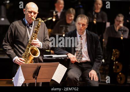 Big Band: Jazz Sax solo. Un sassofonista solos mentre la band ascolta in background. Da una serie di immagini di musicisti in una band swing Jazz. Foto Stock