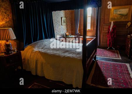 Un letto a baldacchino - vista interna di Nunnington Hall in Yorkshire, una casa signorile di proprietà del National Trust Foto Stock