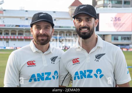 Tom Blundell della Nuova Zelanda (L) e Daryl Mitchell della Nuova Zelanda (R) rompono la Nuova Zelanda record test partnership per il quinto wicket durante il giorno 2 del 2nd Test tra la Nuova Zelanda Blackcaps e l'Inghilterra a Trent Bridge Cricket Ground, Nottingham, Inghilterra Sabato 11 giugno 2022. Foto Stock