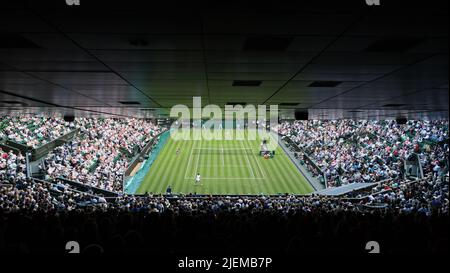 L'illustrazione mostra il campo durante una prima partita nel torneo femminile tra il belga Van Uytvanck (WTA 46) e il britannico Raducanu (WTA 11) in occasione del torneo di tennis Wimbledon Grand Slam del 2022 presso l'All England Tennis Club, nel sud-ovest di Londra, in Gran Bretagna, lunedì 27 giugno 2022. BELGA PHOTO BENOIT DOPPAGNE Foto Stock