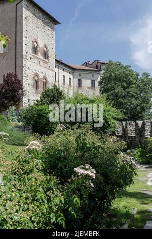 Angera, Italia - 4 giugno 2022: Nel parco del Castello Borromeo. Foto Stock